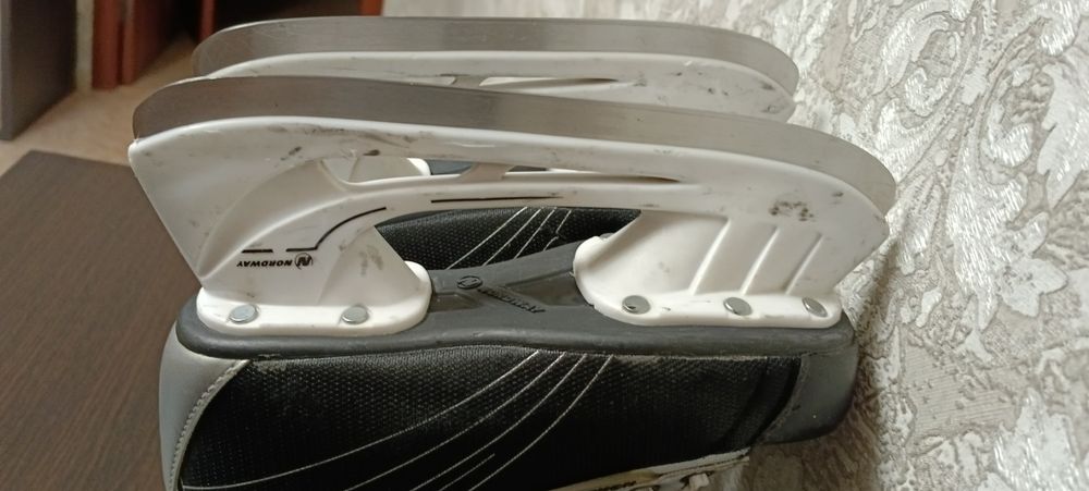 Продам коньки хоккейные