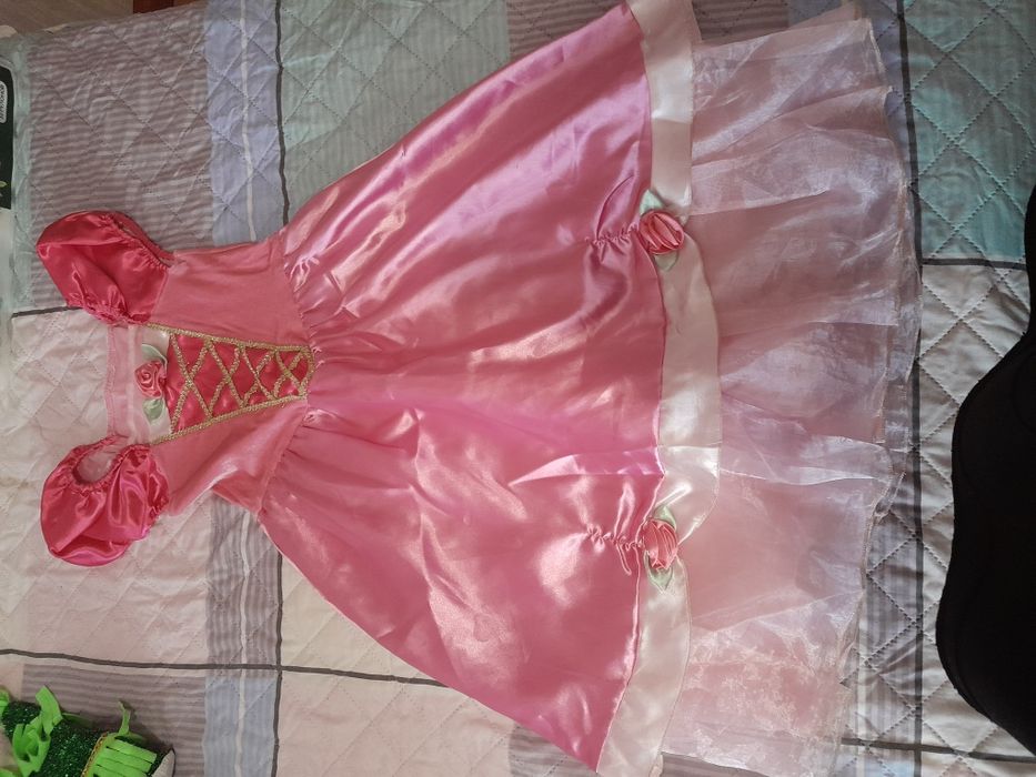 Продам новогодние костюмы на девочку