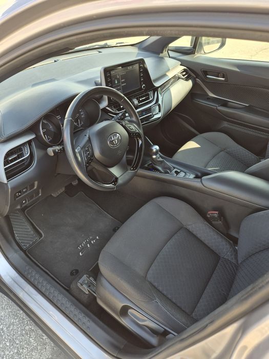Продавам Toyota CH-R в гаранция