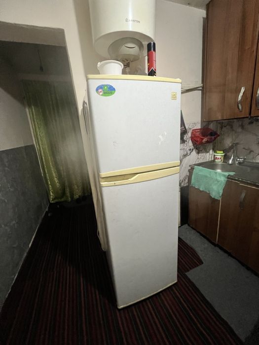 Telvizor bilan Holadenik