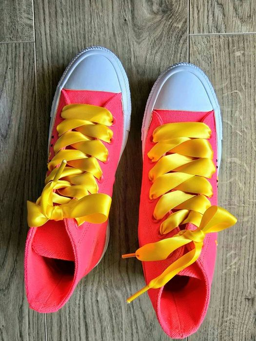 Converse unicat cu strasuri
