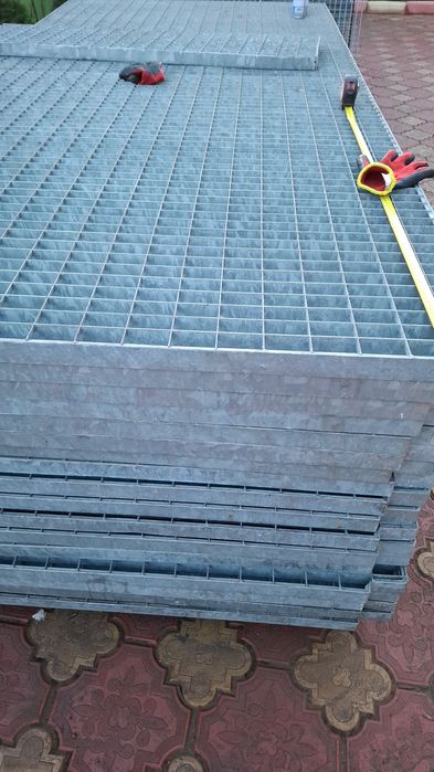 Trepte și gratare zincate