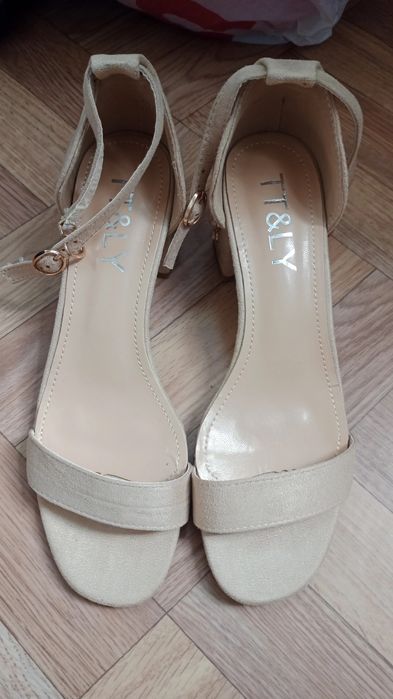 Продам новые босоножки 38 р