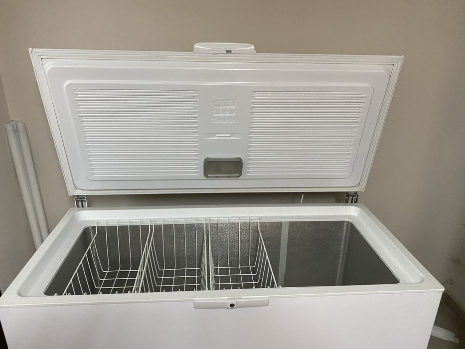 Vand ladă frigorifica mare,140/65/70 cm Whirlpool WHM 3911