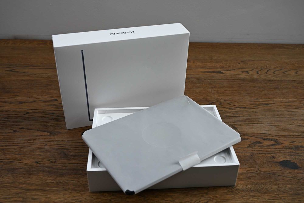 MacBook Air 13″ M2 / 16 GB RAM / 256 GB SSD /neutilizat, 5 cicluri bat