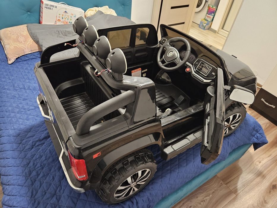 Masinuta electrica cu telecomanda 2.4 G VW Amarok Black