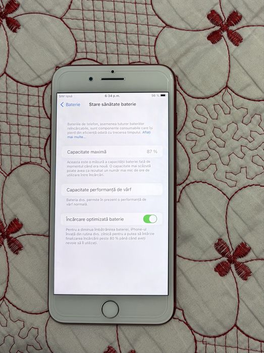 iPhone 7 Plus cu baterie la 87%.