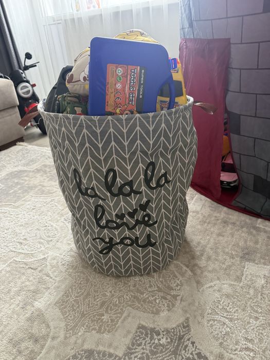 Отдам корзину с игрушками для мальчика за 4000