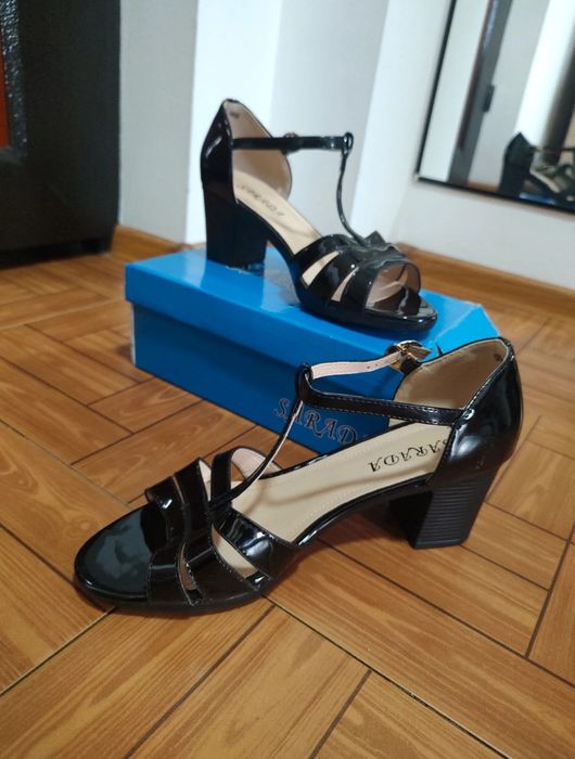 Sandale cu toc negre