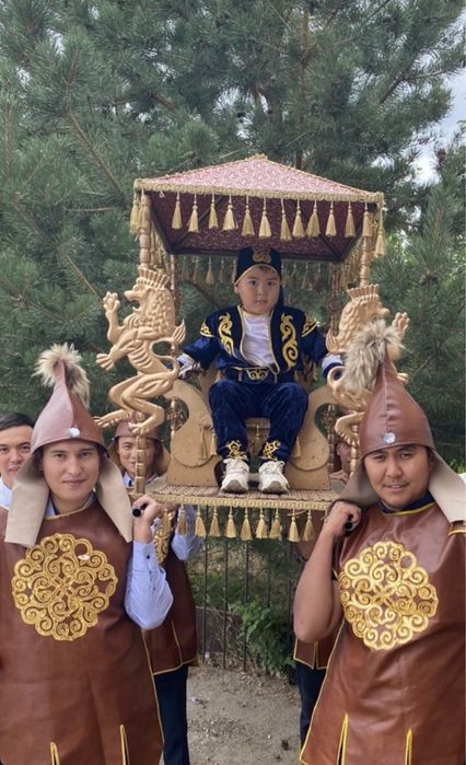 Трон с костюмами