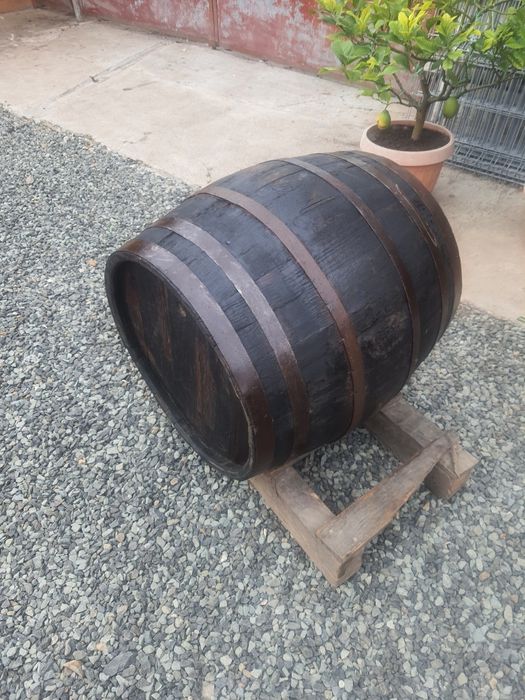 Butoi de stejar de 150 litri și unul de 100 litri in stare bună  .