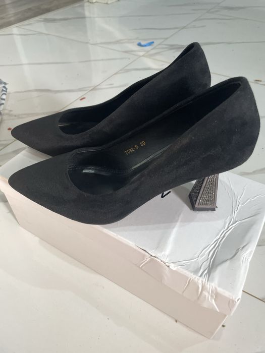 Продам босоножки замшевые