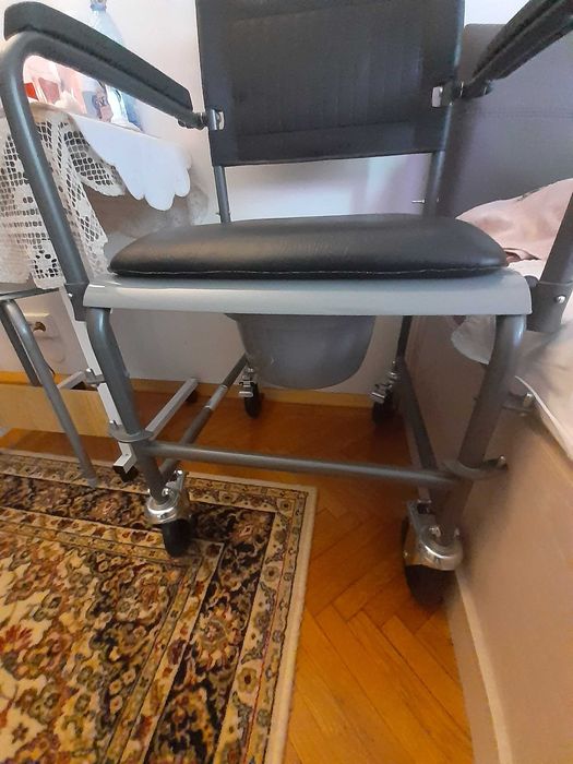 Carucior  de  dizabilități cu toaletă