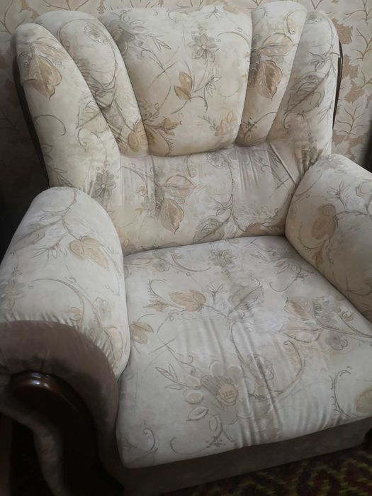 Продаётся красивая мягкая мебель: диван и два кресла. Индонезия