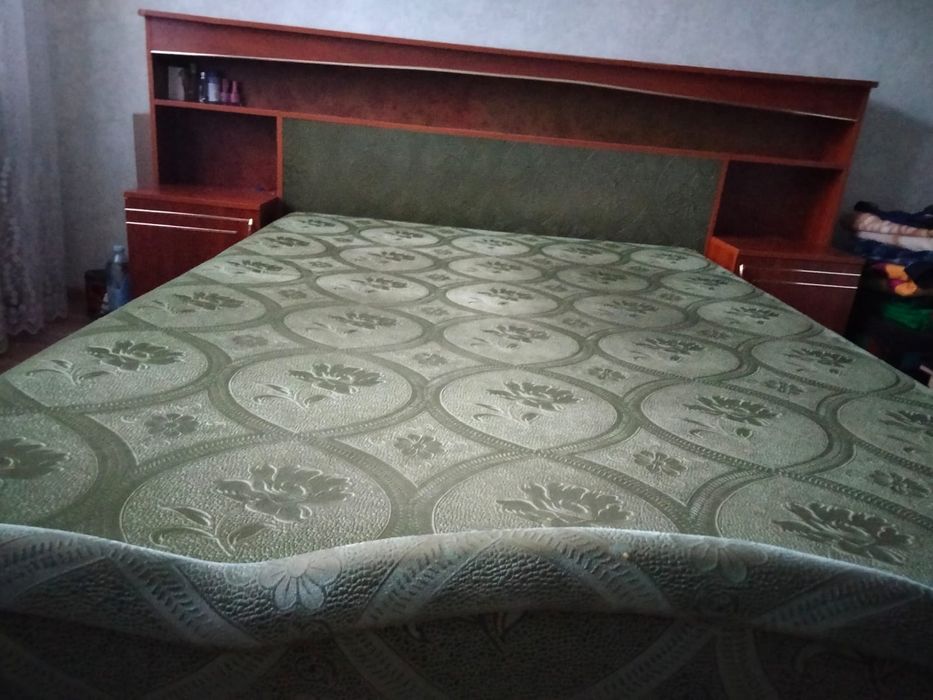 Продам кровать с тумбочками