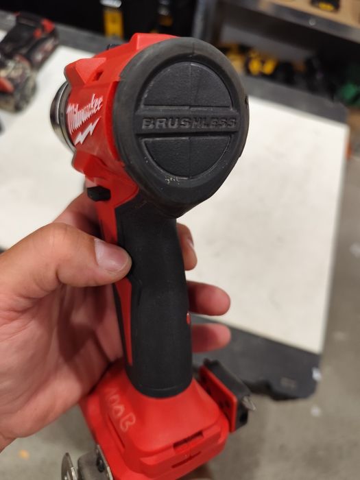 Топ модел безчетков винтоверт с удър Милуоки Milwaukee M18 BLPDRC + 4A