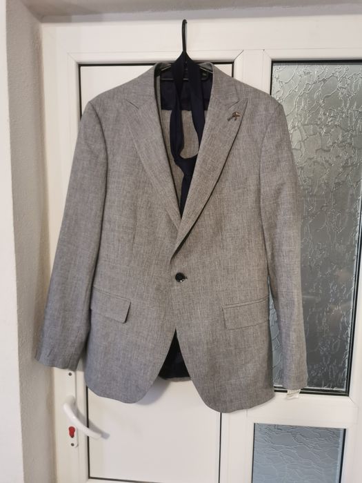 Vând costum bărbătesc nou