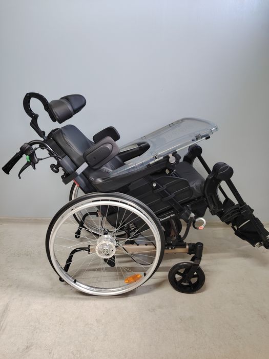 Carucior pliabil/fotoliu rulant pentru persoane cu dizabilitati.145