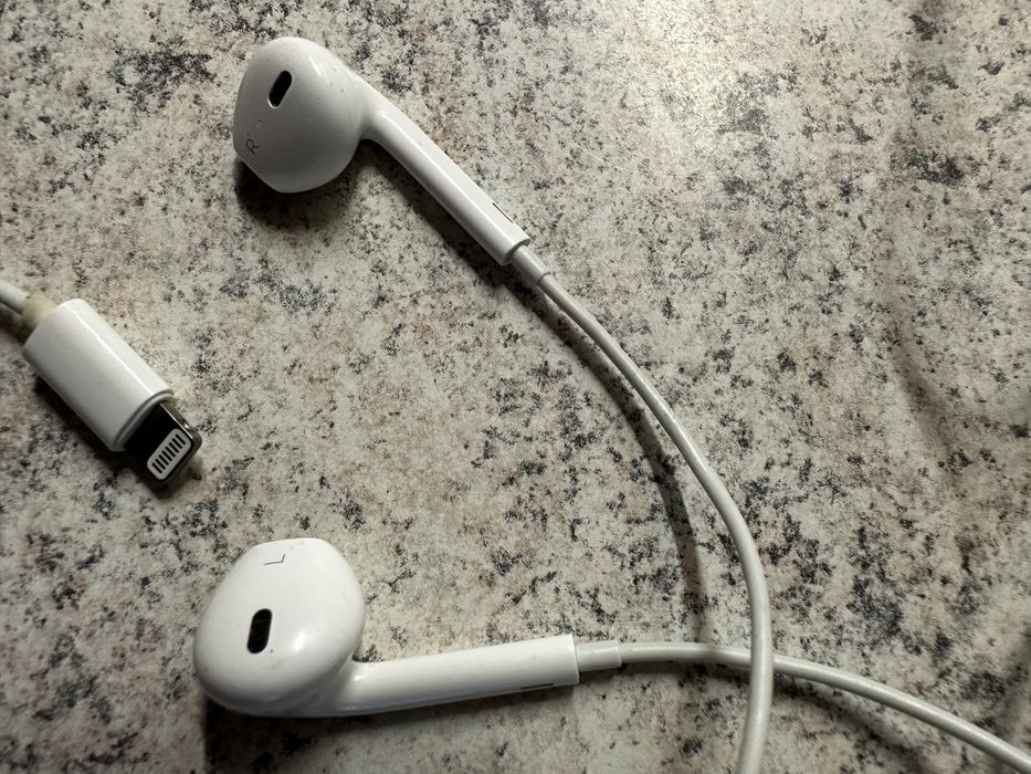Apple слушалки тапи с Lightning конектор