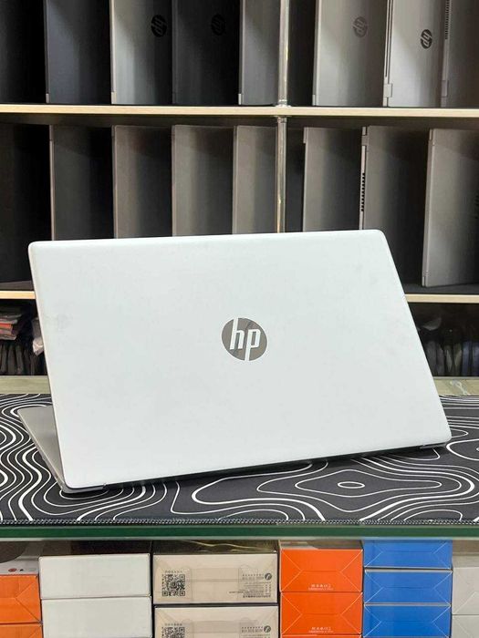 HP Laptop 17 AMD ryzen 5 7520U/8/512/Display 17'3 FHD IPS