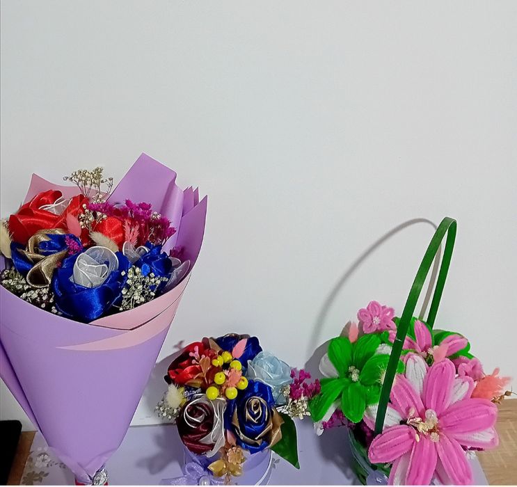 Aranjament lucrat manual din satin