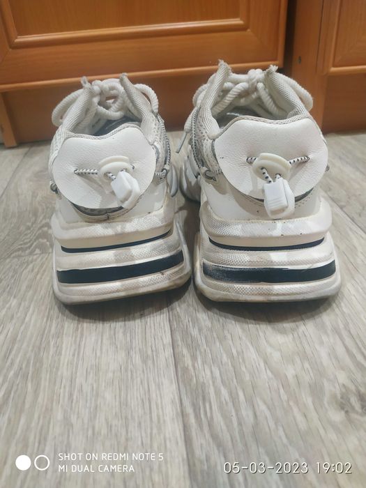 Продам молодежные кроссовки