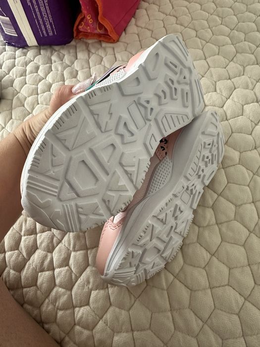 Продам кроссовки на девочку 27р