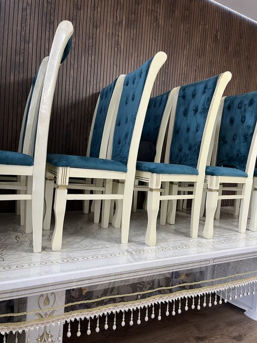 Стол стулья для гостей