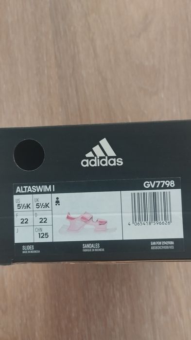 Маратонки и сандали Adidas