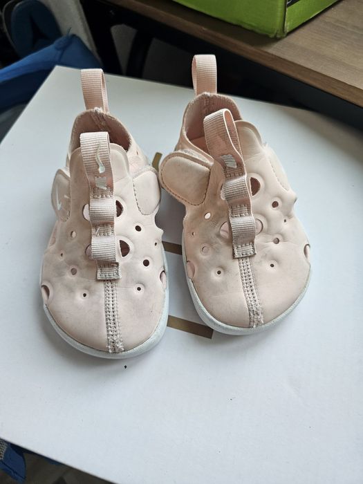 Sandale roz Nike,marimea 21
