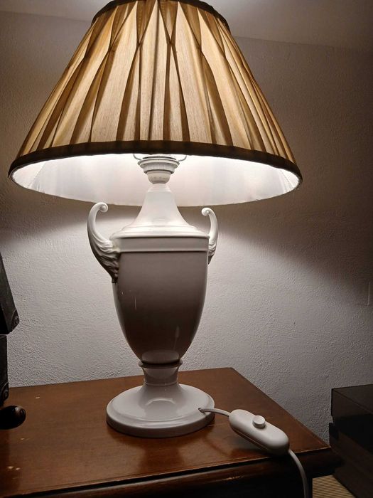 Lampă electrică din porțelan