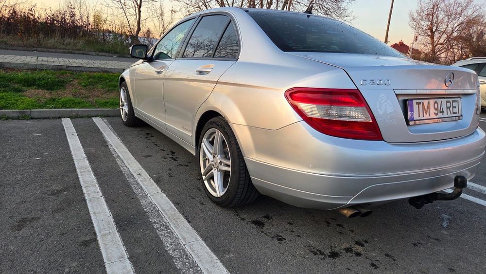 Vând Mercedes C200