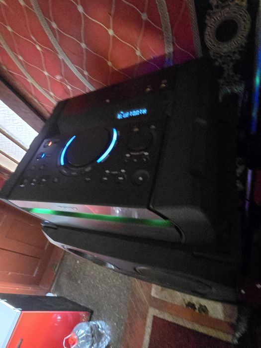 Продава се sony shake x70 D