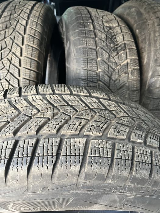 215 70 16 перфектни зимни гуми GOODYEAR