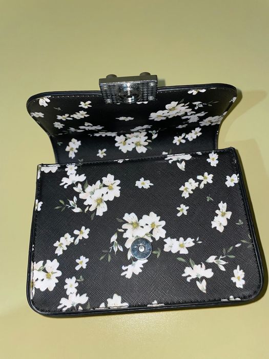 Малка дамска чанта с дълга дръжка