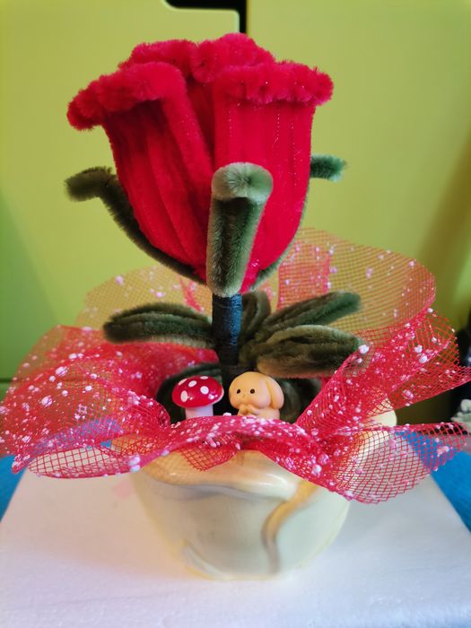 Керамична кашпа с цвете