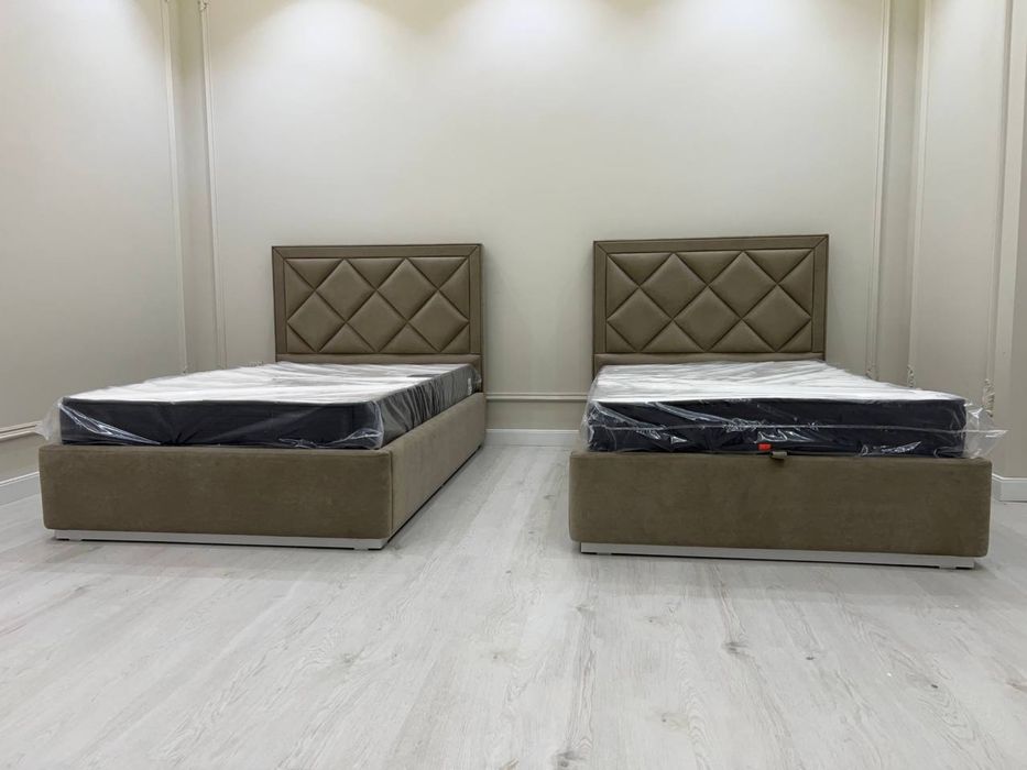 Кровать. Мягкая двуспальные. Изголовьем. Кровать