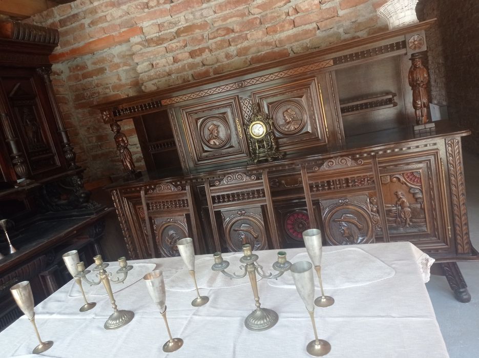 Mobilă sculptata