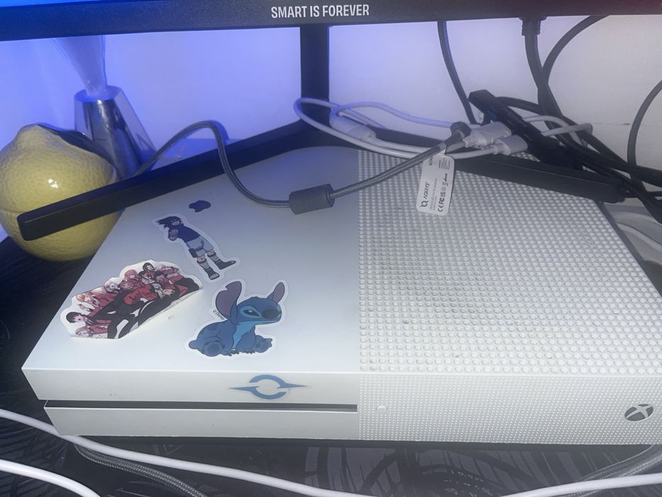 Vand xbox one s cu 512gb este impecabil