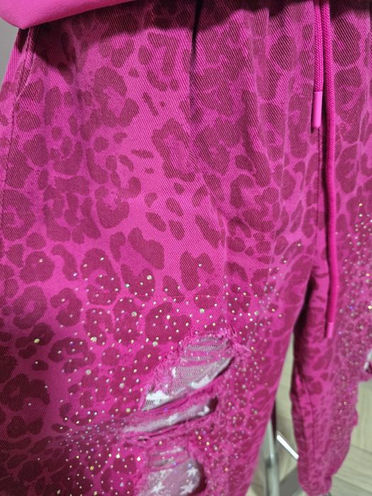Blugi fucsia imprimeu animal print, model superb cu buzunare