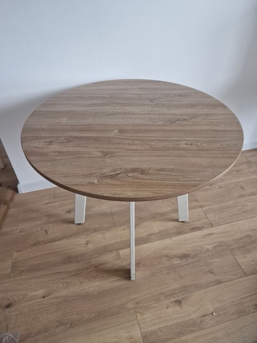 Masă rotundă modernă, blat aspect lemn natural, picioare albe – stare