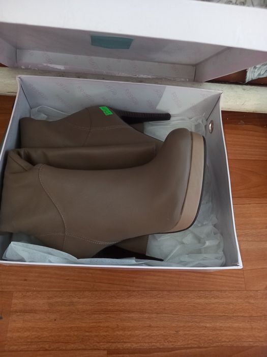 Продам сапоги новые