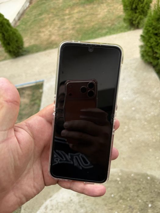 Samsung Z flip 6 Телефона е неразличим от нов много добро състояние