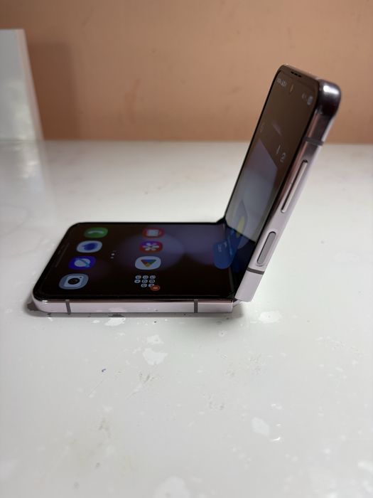 Продавам Z flip 5