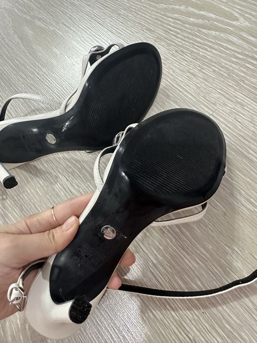 Кожаные босоножки Zara