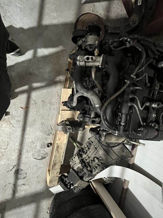 На части Двигател.форд транзит 2.4 тдци и скоростна кутия 5 степенна.