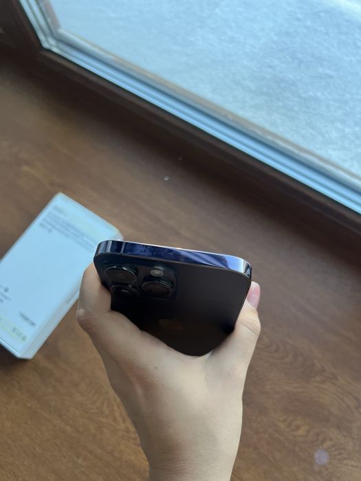 Продаю iPhone 14 Pro Max в фиолетовом свете