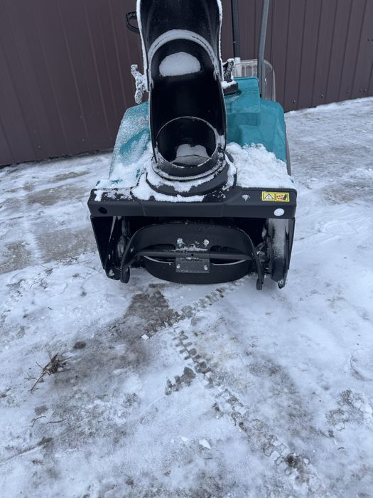 Продам снегоуборочную машину Alteco .