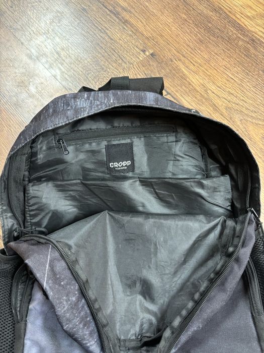 Черна раница с котка