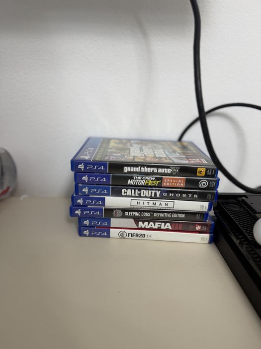 PS4 500GB stare perfecta de functionare, vine impreuna cu 8 jocuri, controller  si cabluri !